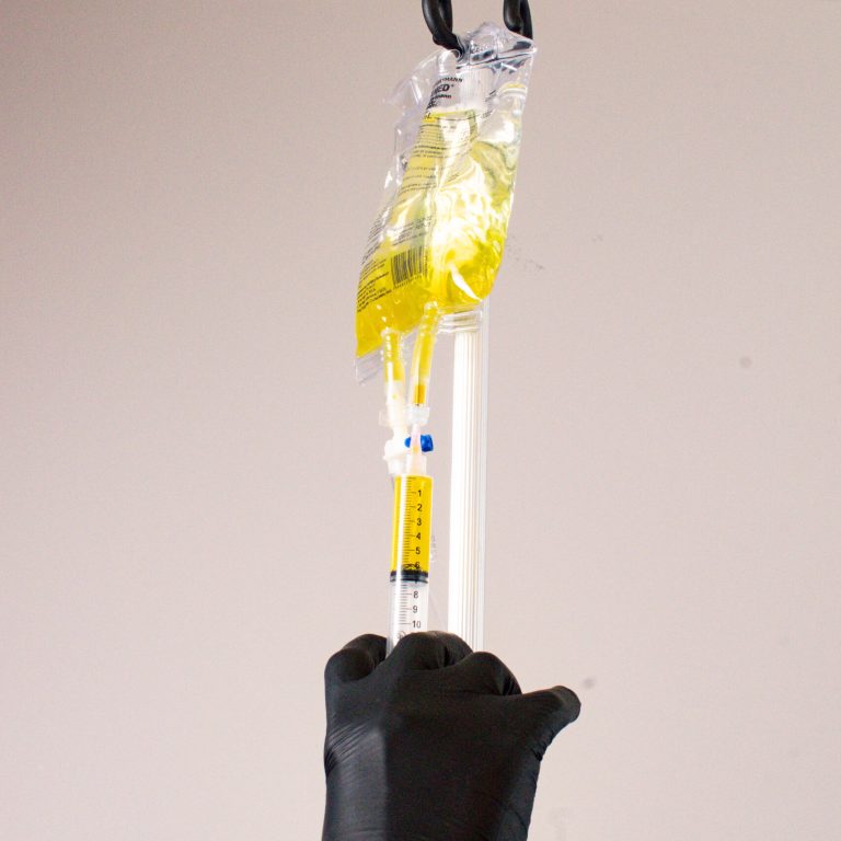 Aplicación de Terapia IV con Suero Vitaminado en Amuna Medical spa Tijuana